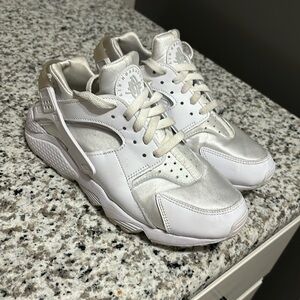 Woman size 9 white Nike huaraches